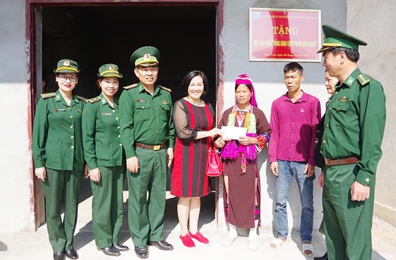 Các đại biểu trao nhà “Mái ấm biên cương” tặng gia đình chị Tằng A Múi.